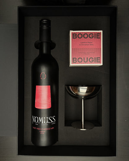 Een fles Nomuss lazy red cheeks mix met een boogie kaars en een glas in een cadeauset. 