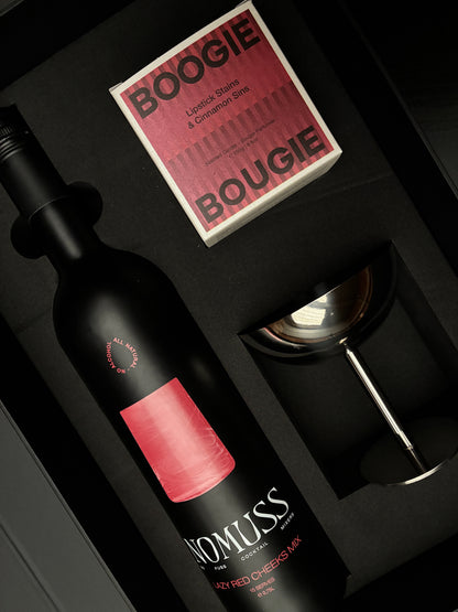 Een fles Nomuss lazy red cheeks mix met een boogie kaars en een glas in een cadeauset. 
