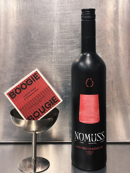 Een fles Nomuss lazy red cheeks mix met een boogie kaars en een glas. De kaars zit in het glas. De fles staat rechtop.  