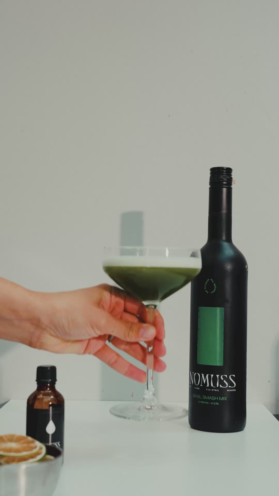 Video laden: HOW TO MAKE A BASIL SMASH
